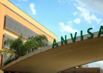 Anvisa proíbe comercialização de perfume e maquiagem capilar