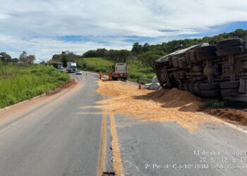 Carreta tomba e derrama óleo na BR-354 em Campo Belo