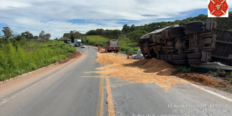 Carreta tomba e derrama óleo na BR-354 em Campo Belo