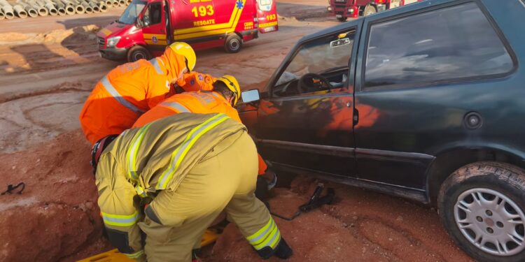 Carro sai da pista, bate em barranco e deixa idoso ferido no bairro Engenho de Serra em Formiga