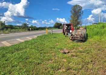 Capotamento na MG-050 deixa três pessoas feridas em Formiga