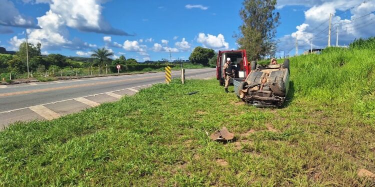 Capotamento na MG-050 deixa três pessoas feridas em Formiga
