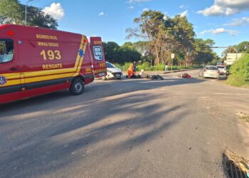 Homem sofre duas fraturas após colisão entre motos no bairro Santa Luzia em Formiga
