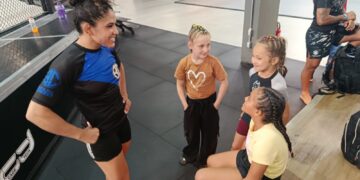 Atletas do Tatame do Bem visitam a lutadora formiguense Thalyta Silva às vésperas do Mundial Kids de Jiu-Jitsu