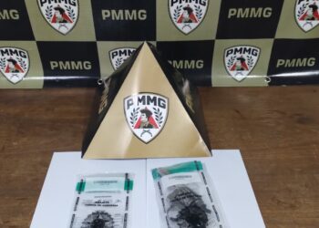 Homem é preso após agredir companheira e efetuar disparos de arma de fogo em via pública, em Arcos