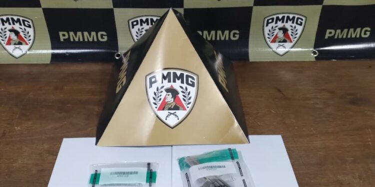 Homem é preso após agredir companheira e efetuar disparos de arma de fogo em via pública, em Arcos