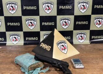 Cidadão é preso por tráfico de drogas em Arcos. Réplica de arma e maconha foram apreendidas