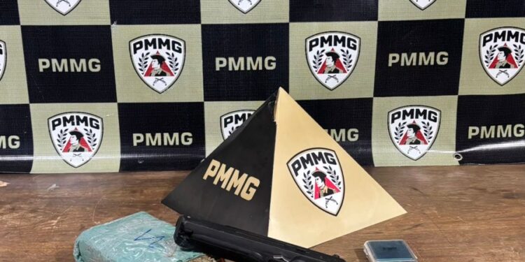 Cidadão é preso por tráfico de drogas em Arcos. Réplica de arma e maconha foram apreendidas