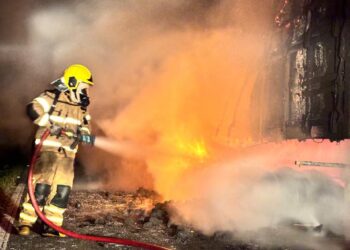 Incêndio em carreta carregada de minério mobiliza Bombeiros na BR-354