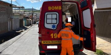 Colisão entre motocicleta e automóvel deixa pai e filha feridos no bairro Nossa Senhora de Lourdes