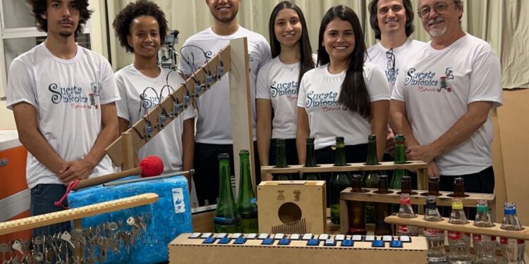 Vidrofone, Harpa Laser e CocaPam: Formiga recebe a apresentação Sucata Sinfônica & IFMG