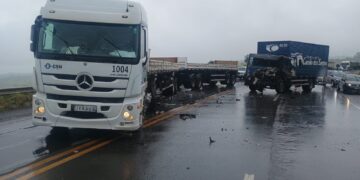 Caminhão desgovernado causa acidente na BR-354, em Formiga; motorista sofre ferimentos leves