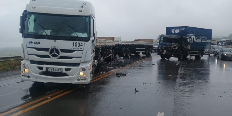 Caminhão desgovernado causa acidente na BR-354, em Formiga; motorista sofre ferimentos leves