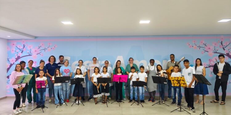 Santa Casa de Formiga recebe Cantata de Natal com apresentação de alunos da Emmel