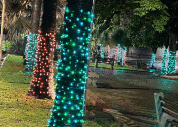 Iluminação de Natal é ativada na Praça Vigário João Ivo, em Córrego Fundo