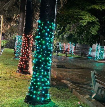 Iluminação de Natal é ativada na Praça Vigário João Ivo, em Córrego Fundo