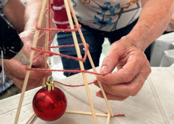 Grupo Viva Mulher de Córrego Fundo realiza oficina de artesanato de Natal