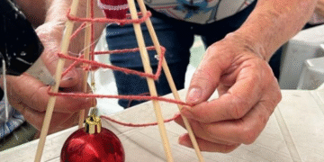 Grupo Viva Mulher de Córrego Fundo realiza oficina de artesanato de Natal