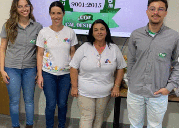 Equipe de Saúde de Córrego Fundo verifica cadernetas de vacinação em empresa