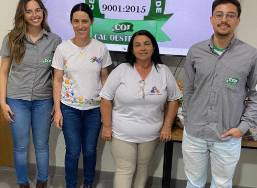 Equipe de Saúde de Córrego Fundo verifica cadernetas de vacinação em empresa