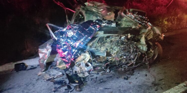 Acidente na BR-494 mata dois homens em batida frontal entre carro e carreta