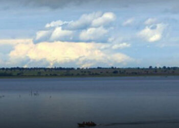 Barco com seis pessoas tomba e deixa um desaparecido em Guapé