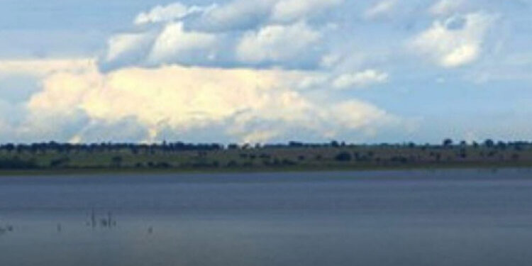 Barco com seis pessoas tomba e deixa um desaparecido em Guapé
