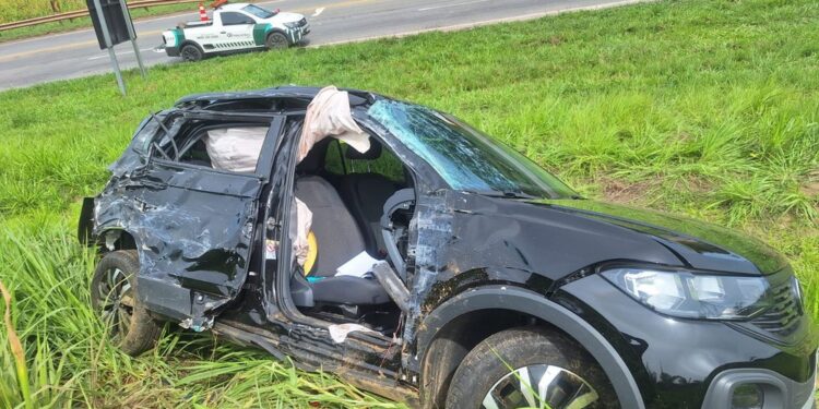 Carro invade contramão e motorista morre após batida com micro-ônibus em curva da MG-050
