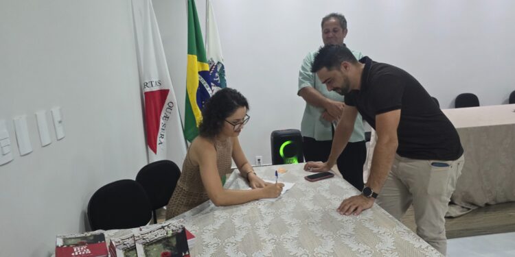 Córrego Fundo: Realizado lançamento do livro “Meus Pecados” de Elenita Fernandes