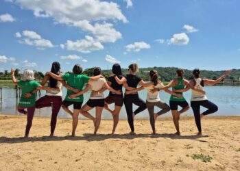 Clube Centenário realiza aulão de Yoga na orla da lagoa com confraternização entre associados