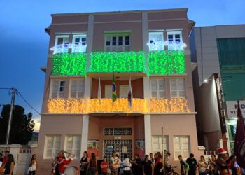 Parada Natalina da ACIF/CDL encanta público e marca abertura oficial do ‘Natal EnCanto e Luz’ em Formiga