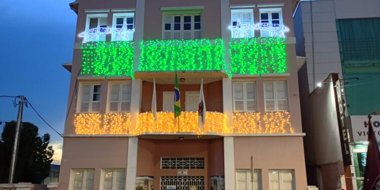 Parada Natalina da ACIF/CDL encanta público e marca abertura oficial do ‘Natal EnCanto e Luz’ em Formiga