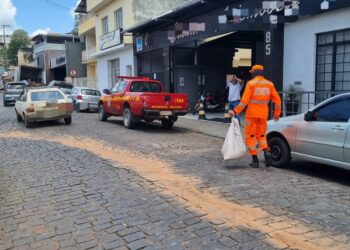 Bombeiros eliminam risco de derrapagem após derramamento de óleo no Centro de Formiga