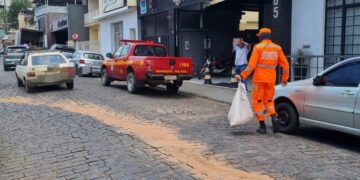 Bombeiros eliminam risco de derrapagem após derramamento de óleo no Centro de Formiga