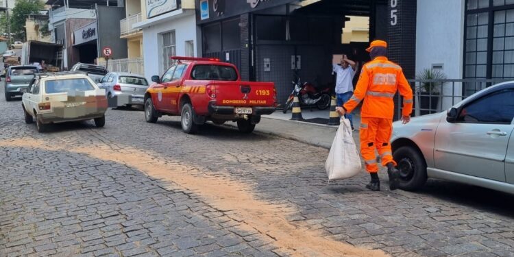 Bombeiros eliminam risco de derrapagem após derramamento de óleo no Centro de Formiga