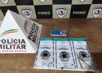 Denúncia leva Polícia Militar a flagrante de tráfico de drogas na rua Tiradentes em Arcos