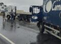 Colisão entre carreta e caminhão deixa uma pessoa ferida na BR-354 em Formiga