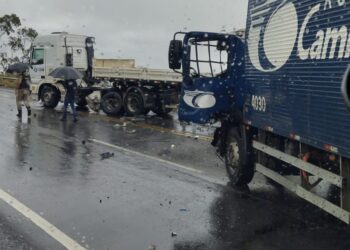 Colisão entre carreta e caminhão deixa uma pessoa ferida na BR-354 em Formiga