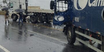 Colisão entre carreta e caminhão deixa uma pessoa ferida na BR-354 em Formiga