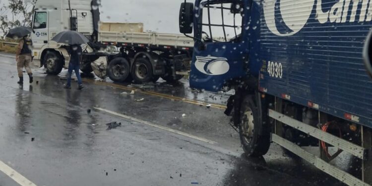 Colisão entre carreta e caminhão deixa uma pessoa ferida na BR-354 em Formiga