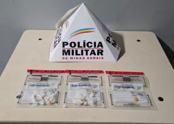 Homem é preso e adolescente apreendido suspeitos de tráfico de drogas no bairro São Luiz em Formiga