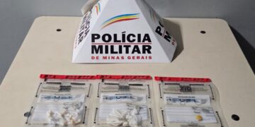 Homem é preso e adolescente apreendido suspeitos de tráfico de drogas no bairro São Luiz em Formiga