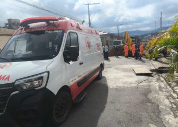 Homem fica preso em grade de bueiro e é socorrido pelo Samu em Itaúna