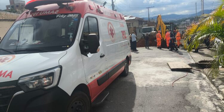 Homem fica preso em grade de bueiro e é socorrido pelo Samu em Itaúna