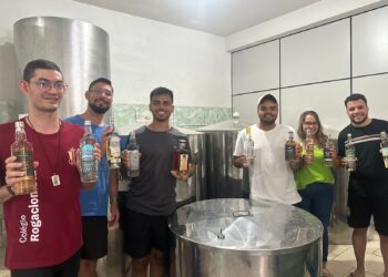 Brazilienses conhecem a cachaça de alambique de Córrego Fundo