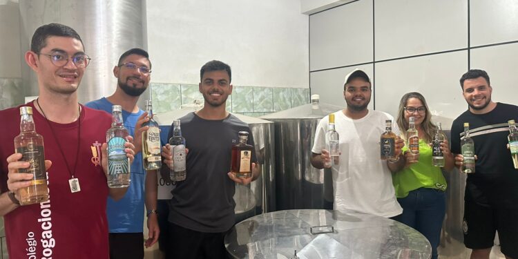 Brazilienses conhecem a cachaça de alambique de Córrego Fundo