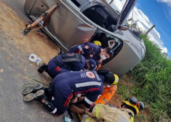 Bombeiros atendem ocorrência de capotamento com duas vítimas em Campo Belo