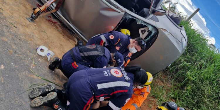 Bombeiros atendem ocorrência de capotamento com duas vítimas em Campo Belo