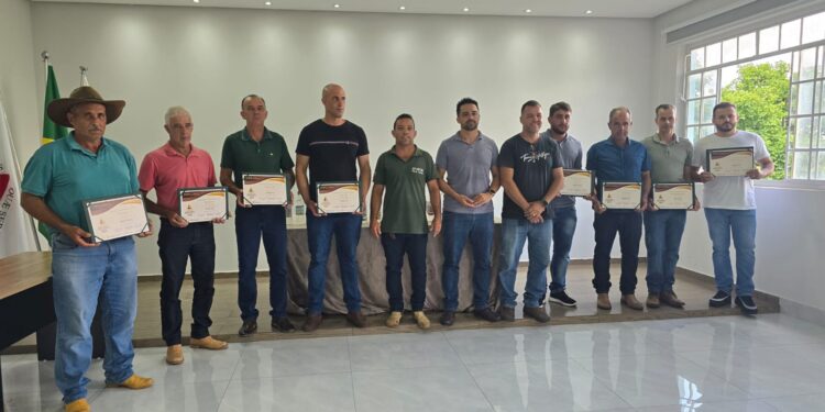 Córrego Fundo: Produtores de cachaça recebem selos de qualidade