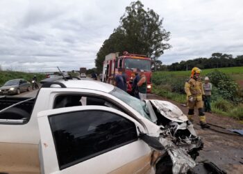 Colisão entre dois automóveis mobiliza Corpo de Bombeiros na MG-170